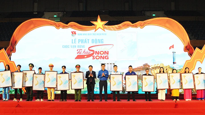 Trao tặng bản đồ Việt Nam cho đại diện các lực lượng trong Lễ phát động.