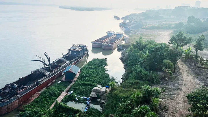 “Tàu ma” cập bờ tại khu vực chân cầu Thăng Long ngày 29/10/2023.