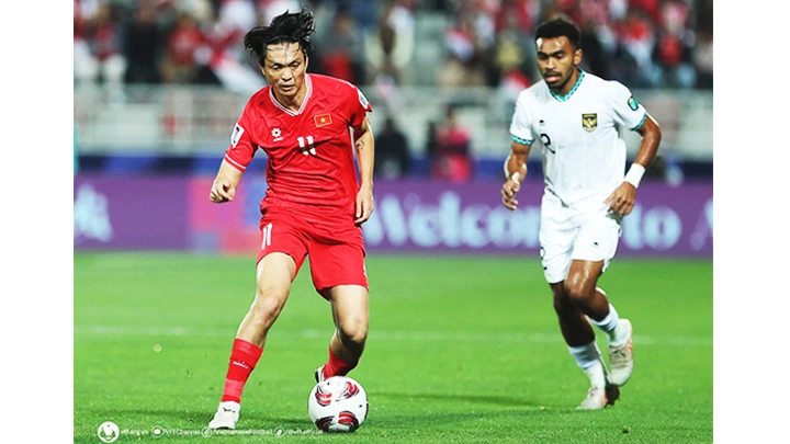 Một pha tranh bóng trong trận đội tuyển Việt Nam gặp đội tuyển Indonesia. Ảnh: VFF