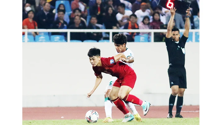 Cầu thủ trẻ Đình Bắc thi đấu ấn tượng trong màu áo đội tuyển quốc gia. Ảnh: LÊ MINH