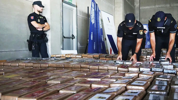 Cảnh sát thu giữ lượng lớn ma túy ở một cảng tại Tây Ban Nha. Ảnh: AP
