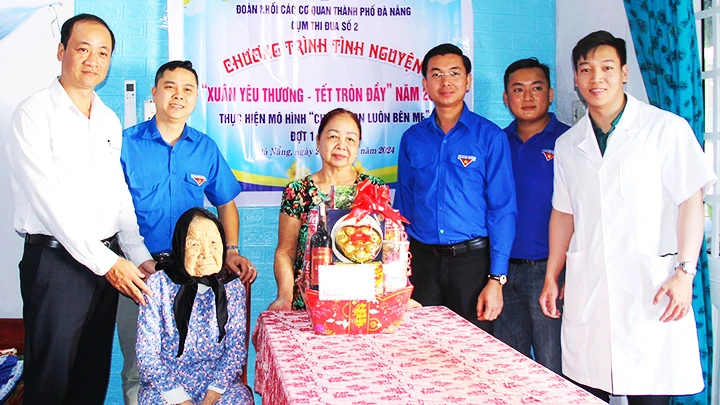 Đoàn viên thanh niên thăm, chúc Tết Bà mẹ Việt Nam Anh hùng Trần Thị Một.