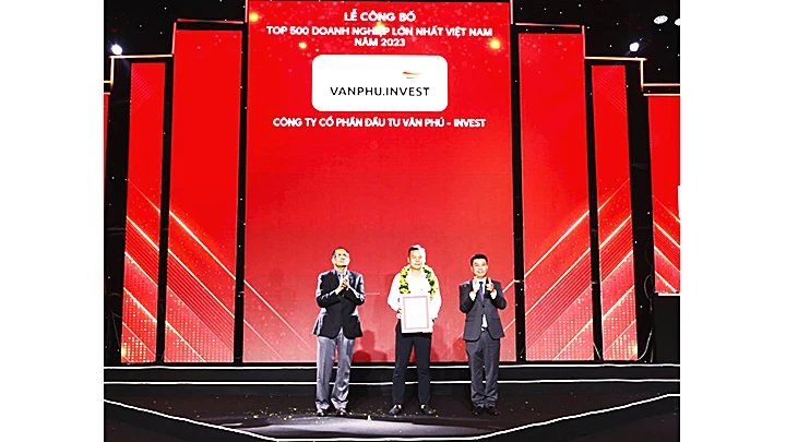 Trao chứng nhận “Top 500 DN lớn nhất Việt Nam năm 2023” cho đại diện Văn Phú - Invest.