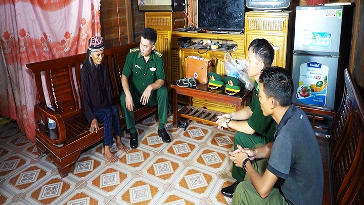 Thiếu tá Nguyễn Đức Diện về từng bản thăm hỏi, chăm sóc sức khỏe cho người dân nơi ngã ba biên giới Việt - Lào - Trung thuộc huyện Mường Nhé, tỉnh Điện Biên.