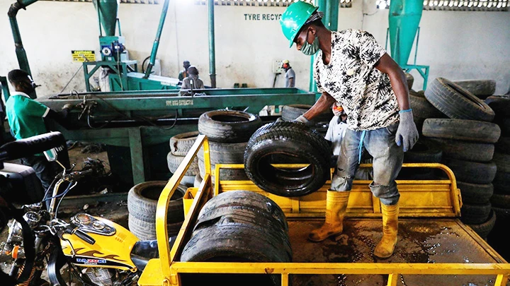 Nhà máy tái chế lốp xe của Freetown Waste. Ảnh: REUTERS