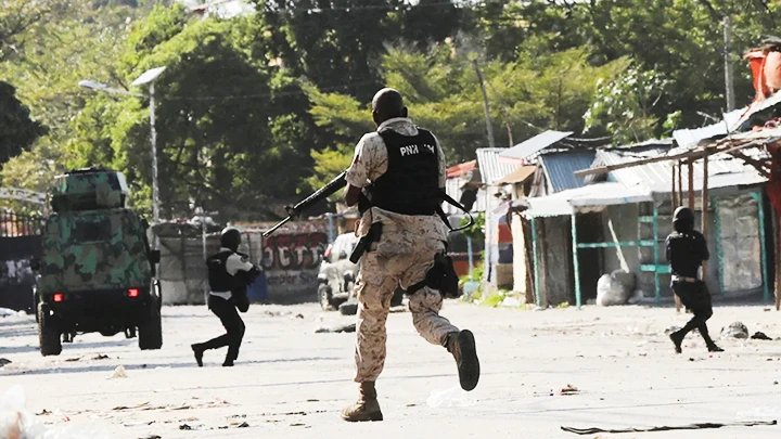 Cảnh sát Haiti đụng độ với băng đảng tội phạm trên đường phố Thủ đô Port-au-Prince. Ảnh: REUTERS