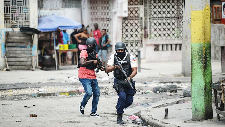 Cảnh sát Haiti nỗ lực tấn công các nhóm tội phạm tại Thủ đô Port-au-Prince. Ảnh: CNN