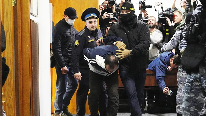 Một nghi phạm vụ tấn công khủng bố tại Nga bị dẫn giải tới tòa án. Ảnh: AP
