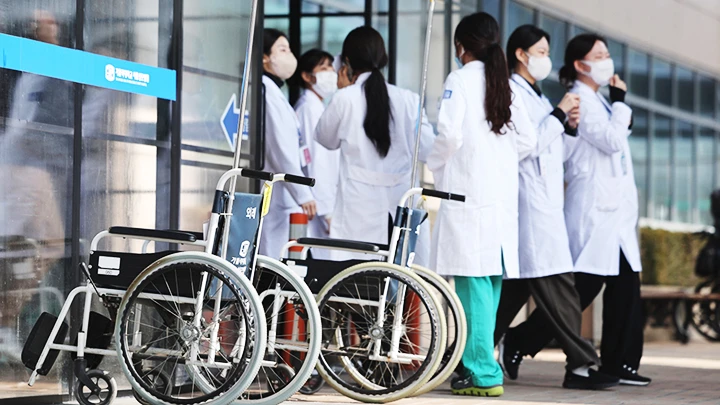Một nhóm bác sĩ tập sự tại một bệnh viện ở Thủ đô Seoul. Ảnh: YONHAP