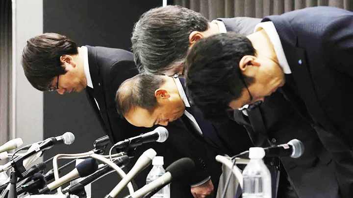 Các lãnh đạo Công ty Dược phẩm Kobayashi cúi đầu xin lỗi sau vụ bê bối. Ảnh: GETTY IMAGES