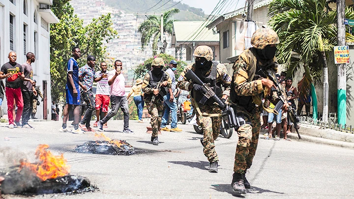 Lực lượng an ninh Haiti đối phó bạo lực tại Thủ đô Port-au-Prince. Ảnh: POLITICO
