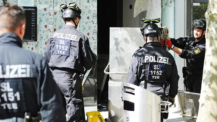 Cảnh sát Đức trong một chiến dịch truy quét tội phạm tại bang Saarlouis. Ảnh: AP