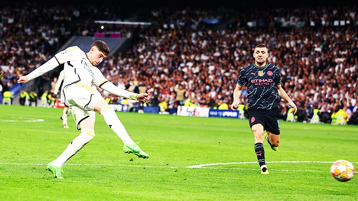 Valverde ghi siêu phẩm trong cuộc rượt đuổi tỷ số Real-Man City.