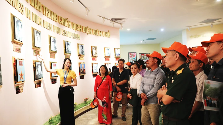 Các cựu chiến binh và du khách thăm Bảo tàng Chiến thắng lịch sử Điện Biên Phủ. Ảnh: KHIẾU MINH