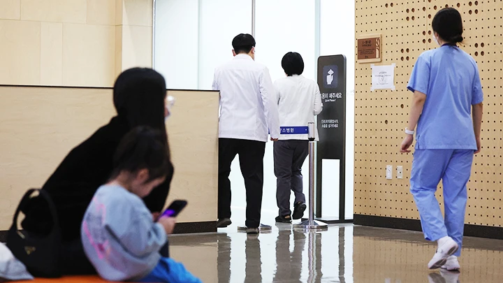 Bệnh nhân chờ đợi được khám tại một bệnh viện ở Seoul. Ảnh: REUTERS 