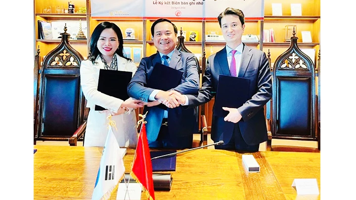 UBND tỉnh Quảng Trị, T&T Group và Công ty năng lượng SK E&S ký kết hợp tác đầu tư, thương mại, chuyển đổi năng lượng và tăng trưởng xanh.