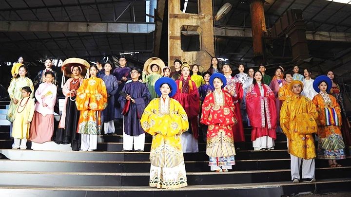 Nhóm Vạn Thiên Y biểu diễn cổ phục tại Lễ hội Thiết kế sáng tạo Hà Nội năm 2023.