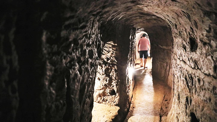 Địa đạo có chiều dài đường hầm 1.701m, gồm 3 tầng, tầng sâu nhất so mặt đất từ 20-30m.