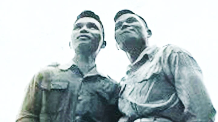 Đồng chí Mạc Ninh (trái) cùng Tư lệnh Quân khu Tây Bắc Bằng Giang trong chiến dịch Biên giới 1950.
