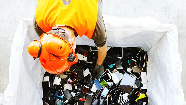 Điện thoại di động đã qua sử dụng tại một cơ sở tái chế ở Thụy Sĩ. Ảnh: REUTERS