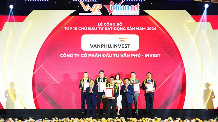 Đại diện Văn Phú - Invest nhận chứng nhận Tốp 10 chủ đầu tư BĐS năm 2024.