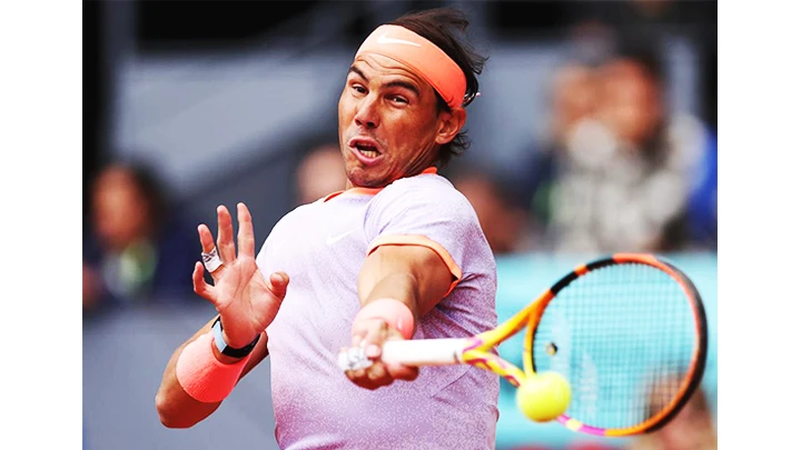 Gánh nặng tuổi tác và những chấn thương khiến Rafael Nadal chưa thể trở lại phong độ đỉnh cao trên mặt sân đất nện sở trường.