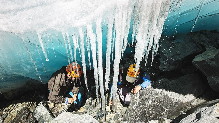 Các nhà nghiên cứu thăm dò sông băng Humboldt. Ảnh: GETTY IMAGES