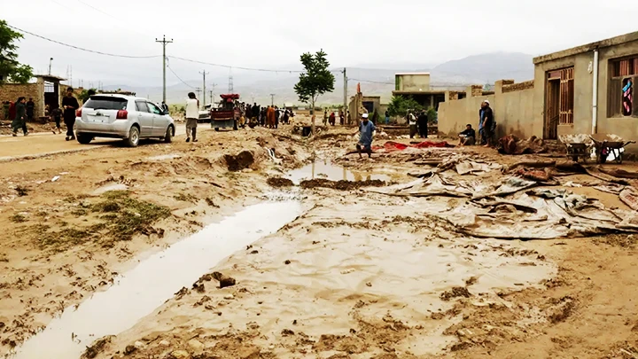 Một khu vực bị mưa lũ tàn phá tại tỉnh Baghlan. Ảnh: AP