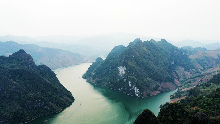 Cảnh sắc nên thơ khu vực lòng hồ sông Đà tại Tủa Chùa.