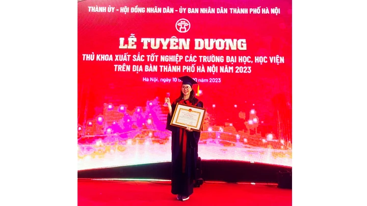 Nguyễn Thị Thoan trong lễ tuyên dương thủ khoa xuất sắc tốt nghiệp.