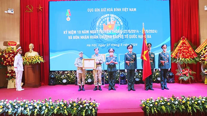 Cục GGHB Việt Nam nhận Huân chương Bảo vệ Tổ quốc hạng ba.