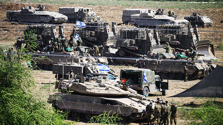 Xe tăng của quân đội Israel tập kết trước khi tiến vào Rafah. Ảnh: NEWSWEEK