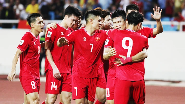 Các cầu thủ Việt Nam ăn mừng sau chiến thắng trước đội tuyển Philippines. Ảnh: LÊ MINH