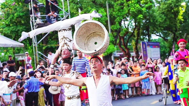 Biểu diễn xiếc trong lễ hội đường phố Festival nghệ thuật quốc tế Huế 2024.