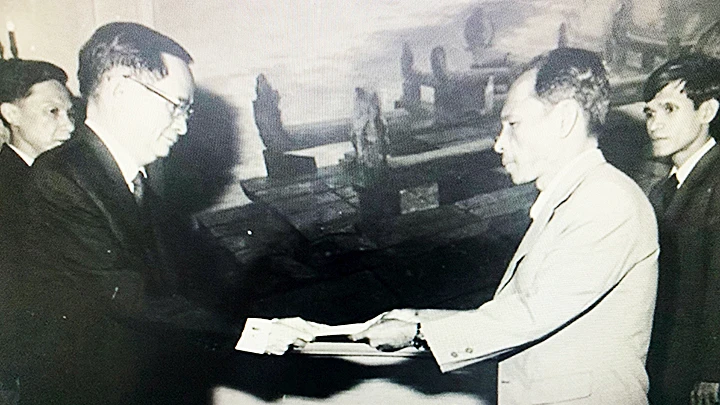 Đại sứ Ngô Điền (bên trái) trong một lần trình Quốc thư lên Chủ tịch Quốc hội Campuchia Heng Samrin.