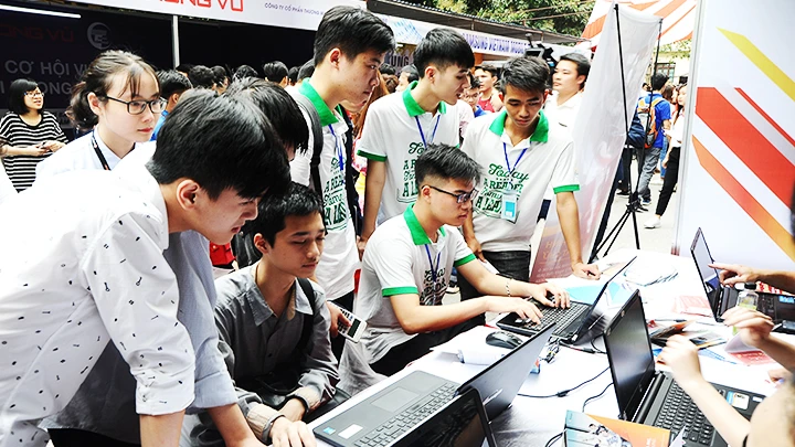 Thế hệ Gen Z đăng ký tìm kiếm việc làm tại ngày hội tuyển dụng của Đại học Quốc gia Hà Nội. Ảnh: HẢI ANH