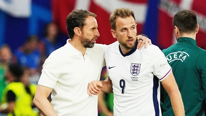HLV Gareth Southgate (bên trái) chưa gây được ấn tượng qua 2 trận dẫn dắt đội tuyển Anh tại vòng bảng.