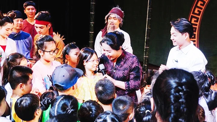 Nghệ sĩ Nhà hát Kịch Hà Nội và khán giả nhỏ giao lưu trong một buổi diễn sân khấu học đường. Ảnh: NHÀ HÁT CUNG CẤP