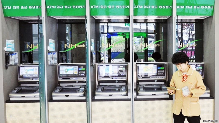 Người rút tiền từ máy ATM ở Seoul. Ảnh: YONHAP