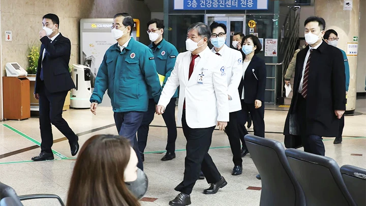 Các quan chức Chính phủ Hàn Quốc tại Bệnh viện Đại học Quốc gia Seoul. Ảnh: YONHAP