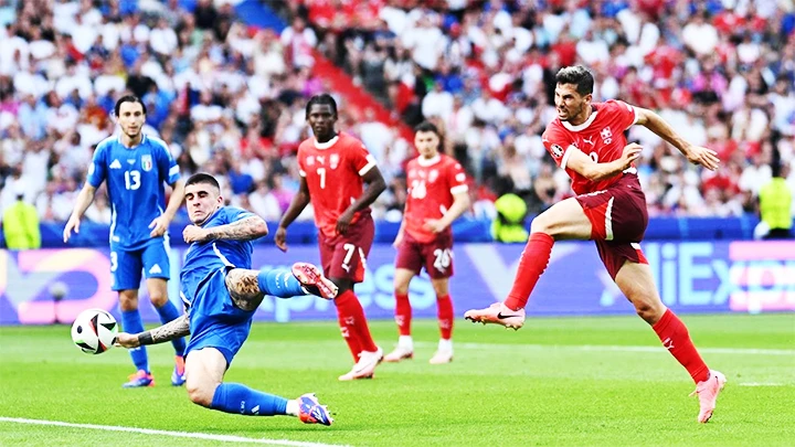 Italy (áo xanhi) trở thành cựu vương EURO sau trận đấu bị Thụy Sĩ áp đảo hoàn toàn.