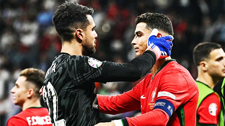 Sự xuất sắc của Diogo Costa đã giúp Ronaldo quên đi nỗi buồn sút hỏng penaty.