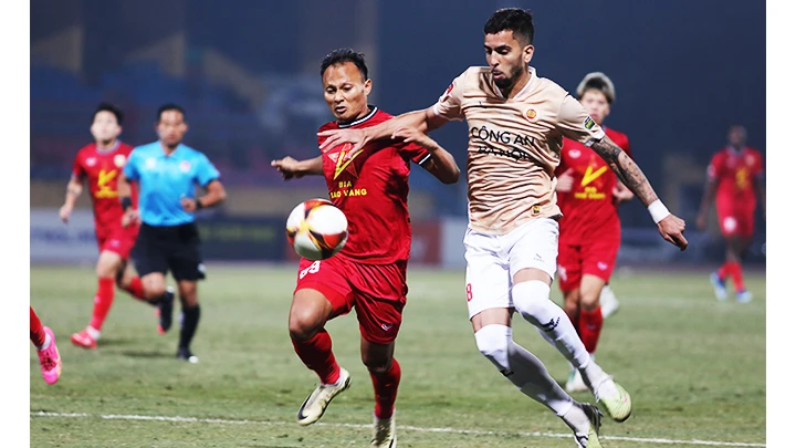 CLB Hà Tĩnh (trái) phải đá trận play-off tranh suất ở lại V.League. Ảnh: LÊ MINH