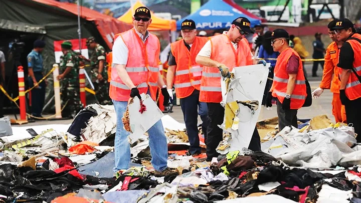 Các nhà điều tra Mỹ đang kiểm tra các bộ phận thu hồi được từ vụ tai nạn máy bay 737 MAX của Hãng hàng không Lion Air tại Cảng Tanjung Priok ở Jakarta, Indonesia. Ảnh: AP