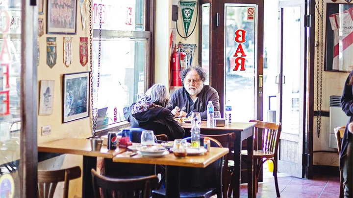 Những quán cà-phê lâu đời được lưu giữ như một phần lịch sử thành phố. Ảnh: GETTY IMAGES