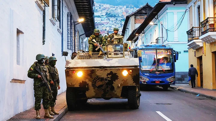 Ecuador tăng cường biện pháp an ninh tại thành phố Quito. Ảnh: CNN