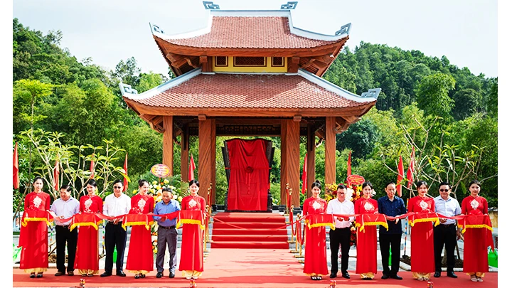 Cắt băng khánh thành nhà bia di tích. Ảnh: SƠN TÙNG