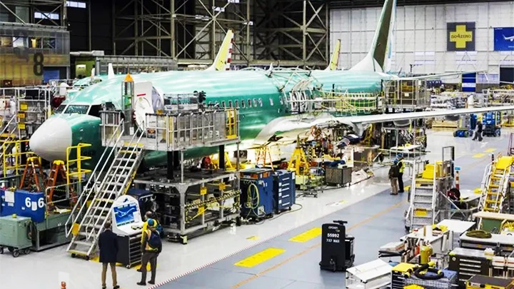 Bên trong nhà máy sản xuất máy bay của Boeing. Ảnh: REUTERS