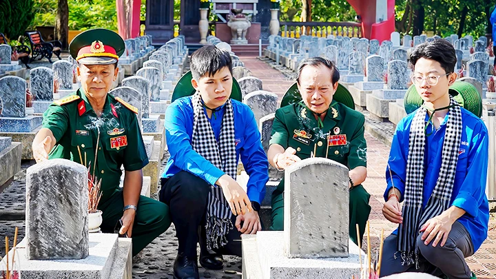 “Thắp hương viếng đồng đội tại Nghĩa trang liệt sĩ Trường Sơn”. Tác giả: ĐÀO MINH XUYÊN