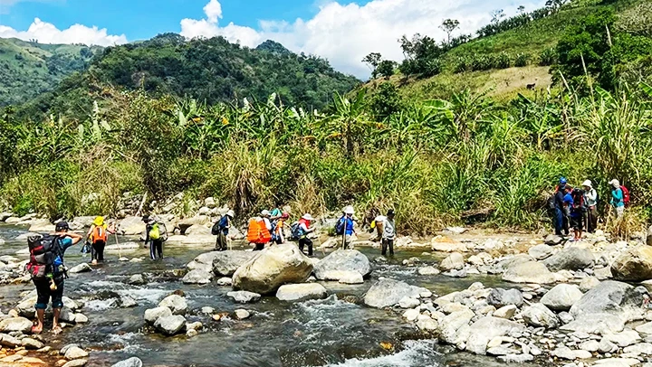 Vượt suối ngắm thảo nguyên Tà Giang